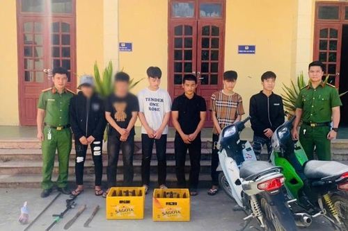 Bắt giữ nhóm thanh thiếu niên gây rối, ném chai bia vào nhà dân