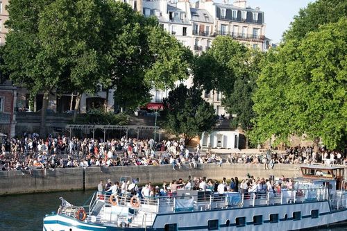 Người dân Paris lại được tắm ở sông Seine sau một thế kỷ