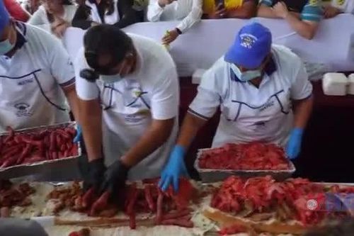 Thưởng thức chiếc bánh mỳ khổng lồ dài 90m, đầy ắp nhân thịt tại Mexico