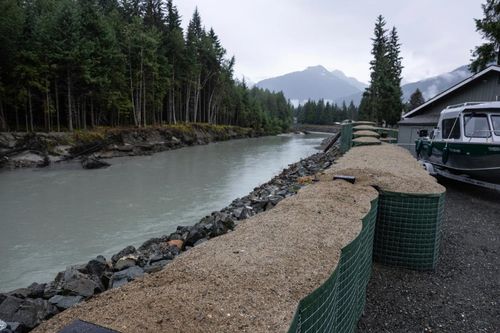 Rào chắn bao cát ở Alaska chặn lũ kỷ lục, cứu hàng trăm ngôi nhà