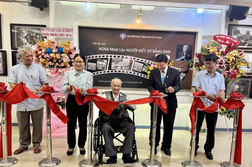Khai mạc triển lãm 'Người viết sử bằng ảnh' của nghệ sĩ nhiếp ảnh Minh Lộc