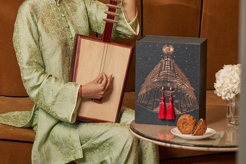 Capella Hanoi ra mắt hộp bánh Trung Thu 'Minh Nguyệt Thanh Ca' - tôn vinh nghệ thuật Ca trù Việt, được thiết kế bởi đội ngũ Bill Bensley