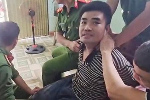 Vây bắt đối tượng chém em trai gây thương tích nặng rồi cố thủ trong nhà