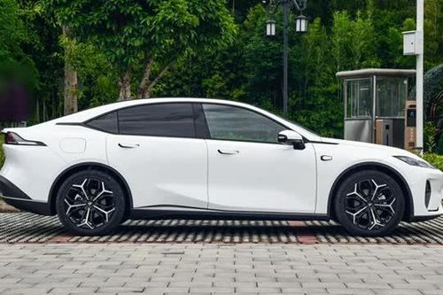 Ra mắt xe sedan cùng phân khúc với Toyota Camry, trang bị tiên tiến, giá hơn 530 triệu đồng