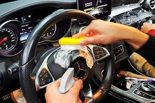 Dọn sạch nội thất xe vẫn có mùi hôi, vì sao?