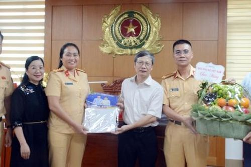 Báo Phụ nữ Việt Nam chúc mừng Cục Cảnh sát Giao thông và Cục An ninh Chính trị nội bộ A03