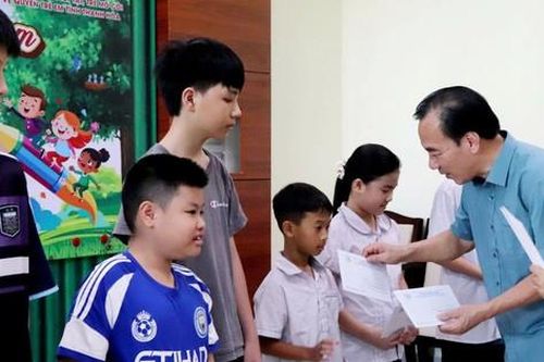 Thanh Hóa: 100 trẻ khuyết tật, mồ côi được tặng quà trước thềm năm học mới