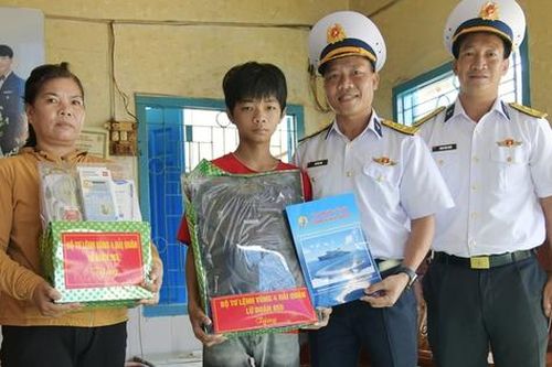Lữ đoàn 955 giúp trẻ mồ côi viết tiếp giấc mơ đến trường