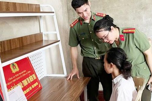 Vòng tay 'Mẹ đỡ đầu' chở che cô bé mồ côi