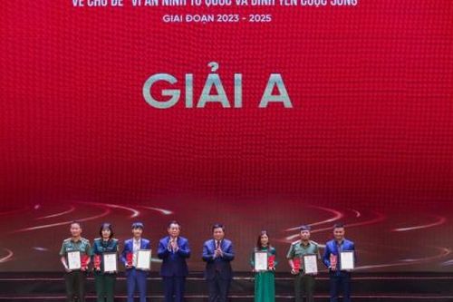 Trao 72 giải báo chí 'Vì an ninh tổ quốc và bình yên cuộc sống'