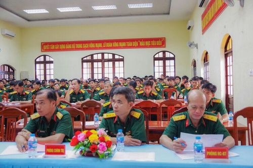 Lữ đoàn 6 tổ chức học tập các chuyên đề pháp luật