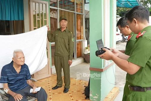 Công an phường Biên Hòa đến tận nhà phục vụ đổi thẻ cho đảng viên cao tuổi
