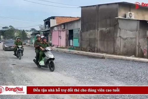 Đến tận nhà hỗ trợ đổi thẻ cho đảng viên cao tuổi