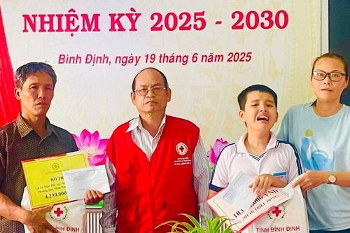 Trao tiền hỗ trợ cho trẻ khuyết tật và bị tai nạn giao thông