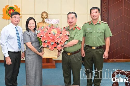 Lãnh đạo Báo và Phát thanh, Truyền hình Khánh Hòa thăm, chúc mừng Công an tỉnh nhân kỷ niệm 80 năm Ngày truyền thống Công an nhân dân
