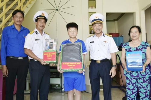 Lữ đoàn 955 đỡ đầu con ngư dân