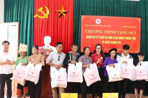 Hội Chữ thập đỏ tỉnh tặng 50 suất quà cho gia đình chính sách, hộ có hoàn cảnh khó khăn tại xã Ba Sơn