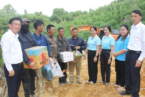 Hội LHPN tỉnh Lào Cai thăm, tặng quà cán bộ, công nhân thi công Dự án đường dây 500kV tại xã Thác Bà