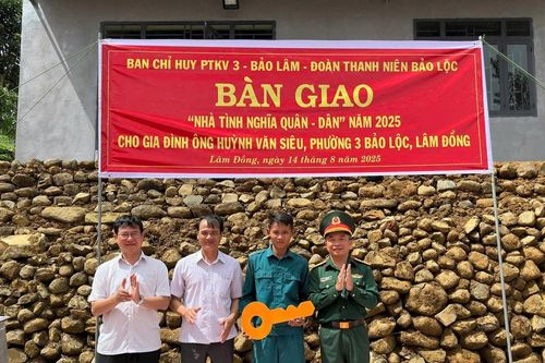 Ban Chỉ huy Phòng thủ khu vực 3 - Bảo Lâm bàn giao nhà tình nghĩa Quân - Dân