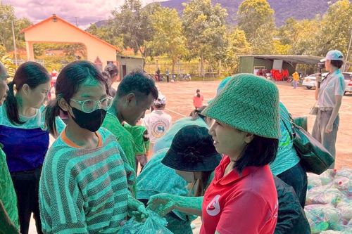 Trao 100 suất quà cho hộ có hoàn cảnh khó khăn tại xã Đam Rông 2