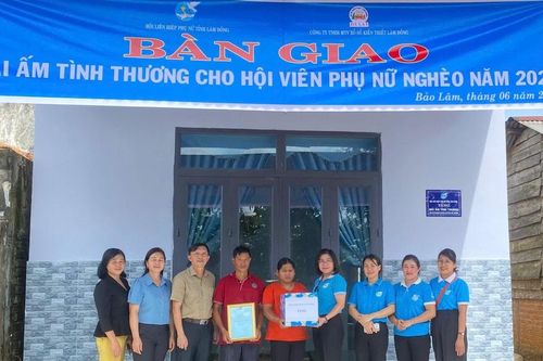 Bàn giao mái ấm tình thương cho 2 hội viên phụ nữ khó khăn