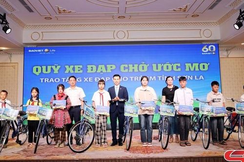 Trao tặng xe đạp và học bổng cho học sinh có hoàn cảnh khó khăn