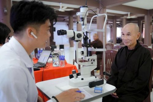 Tu viện Khánh An (TP.HCM) và Bệnh viện Mắt Việt thực hiện chương trình khám mắt miễn phí