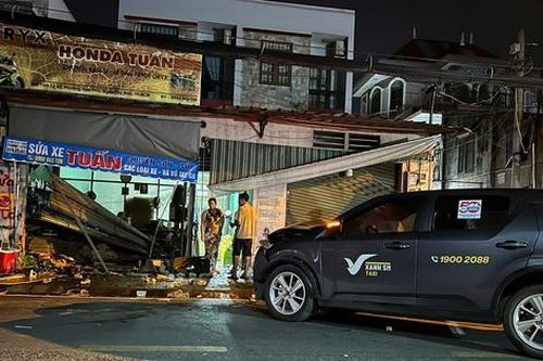 Taxi công nghệ lao lên vỉa hè, tông vào tiệm bán sinh tố khiến 2 người bị thương