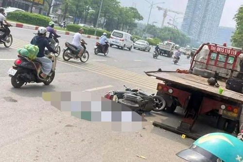 Hà Nội: Tông vào ô tô cứu hộ đang dừng đỗ, người đi xe máy ngã ra đường, tử vong
