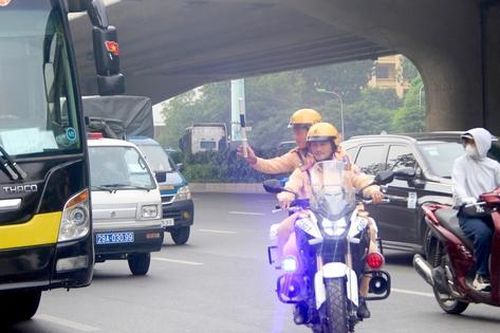 Cả trăm tài xế xe khách nghe điện thoại, không thắt dây an toàn 'tâm phục' ký biên bản
