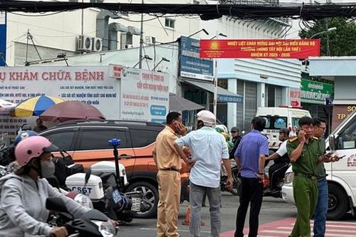 Xe máy va chạm ô tô 16 chỗ, người phụ nữ tử vong