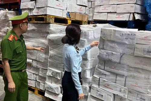 Hà Nội: Phát hiện kho lạnh chứa trữ 15 tấn xương lợn hết hạn sử dụng