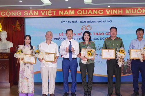 Trao giải Cuộc thi sáng tác văn học nghệ thuật chủ đề 'Công an Thủ đô vì bình yên cuộc sống'