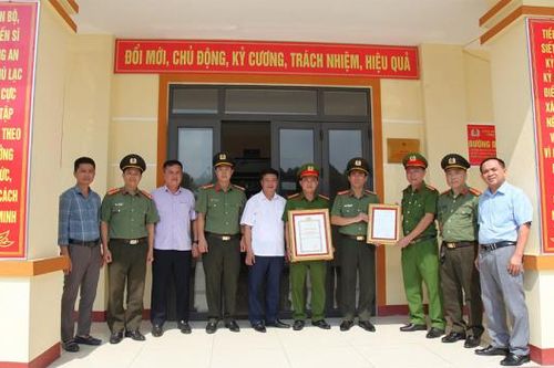 Gắn biển công trình chào mừng 80 năm Ngày truyền thống CAND