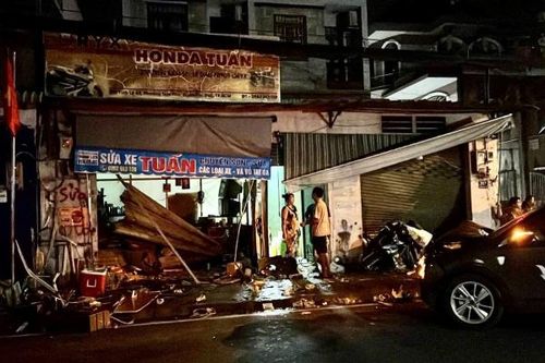 Xác minh vụ taxi công nghệ lao lên vỉa hè tông 2 người bị thương