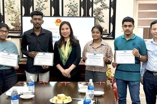 Trường Đại học Cửu Long trao 4 suất học bổng toàn phần cho sinh viên Sri Lanka