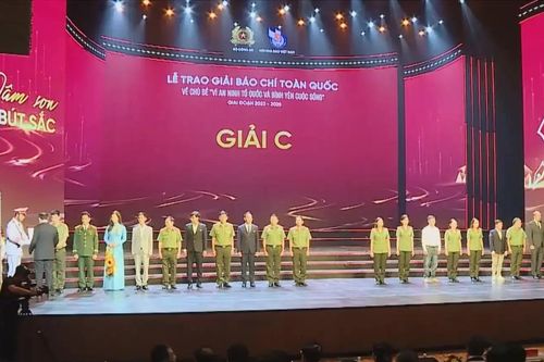 Trao Giải báo chí 'Vì an ninh Tổ quốc và bình yên cuộc sống'