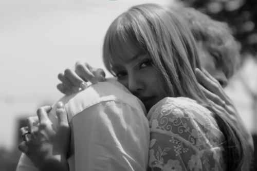 Lisa (BLACKPINK) kết hợp với tài tử Nhật Bản trong 'Dream'