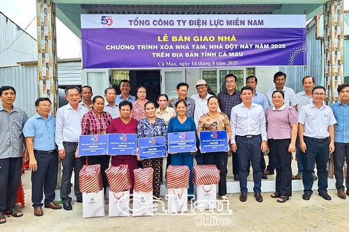 Khánh thành và bàn giao 5 căn nhà 'Đại đoàn kết' tại xã Hòa Bình