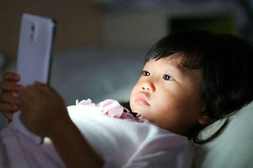 Bé trai mới 5 tuổi đã bị lác, mắt 'toàn lòng trắng', bác sĩ chỉ ra nguyên nhân khiến bố mẹ ân hận cả đời