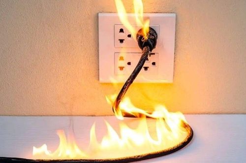 5 'mồi lửa' ẩn trong phích cắm, dây điện khiến đồ gia dụng bốc cháy bất cứ lúc nào