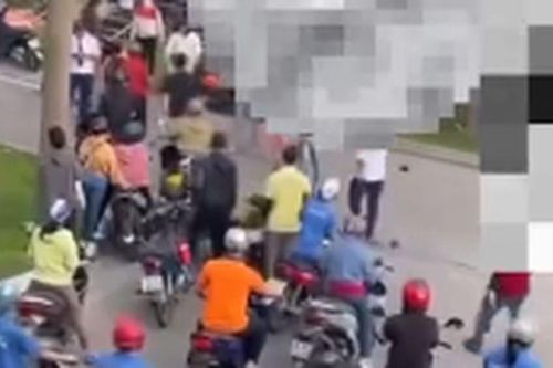 Clip: 2 nhóm nam, nữ ẩu đả tại cổng sau Công ty Biti's trong Khu Công nghiệp Amata gây náo loạn