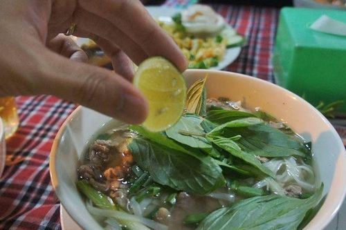Vì sao nên vắt chanh khi ăn phở? Câu trả lời khiến nhiều người bất ngờ