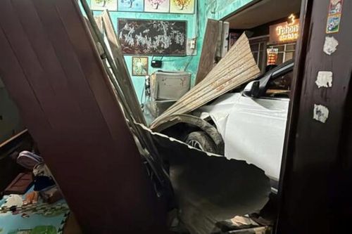 Ô tô lao vào nhà dân lúc đêm khuya, người đàn ông may mắn thoát chết