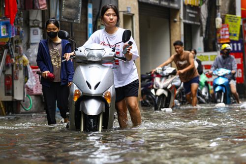 Đường Hà Nội ngập nửa mét sau mưa lớn, loạt xe chết máy