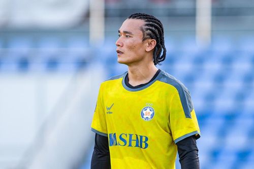 Thủ môn Bùi Tiến Dũng đổi kiểu tóc dị biệt nhất V.League