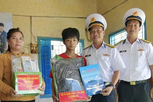 Bộ đội Hải quân tặng quà con em ngư dân nghèo trước thềm năm học mới