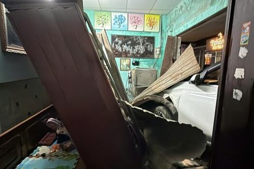 Đang ngồi ăn bánh, người đàn ông ở TP Huế hoảng hồn khi ô tô lao vào nhà
