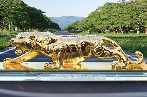 Tại sao cần đặt vật phong thủy phù hợp trên xe ô tô người tuổi Dần?