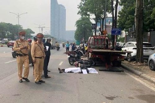 Hà Nội: Người đi xe máy tử vong sau cú tông vào đuôi xe tải cứu hộ